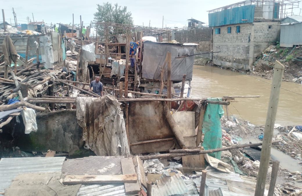 El desalojo forzoso y arbitrario de las zonas de Mukuru Kwa Reuben y Kiamaiko en Nairobi deja sin hogar a miles de personas